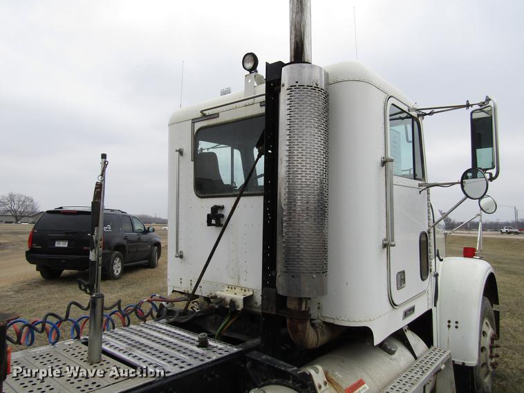 image for item DA3579 2000 Freightliner FLD120SD semi truck