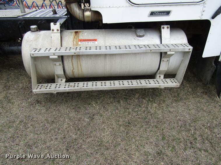 image for item DA3579 2000 Freightliner FLD120SD semi truck