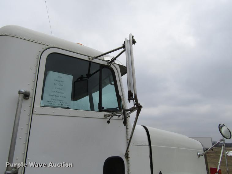 image for item DA3579 2000 Freightliner FLD120SD semi truck