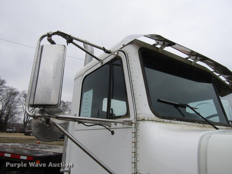 image for item DA3579 2000 Freightliner FLD120SD semi truck