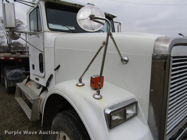 image for item DA3579 2000 Freightliner FLD120SD semi truck
