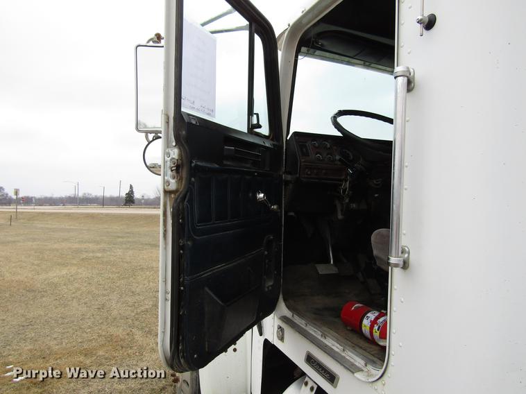 image for item DA3579 2000 Freightliner FLD120SD semi truck