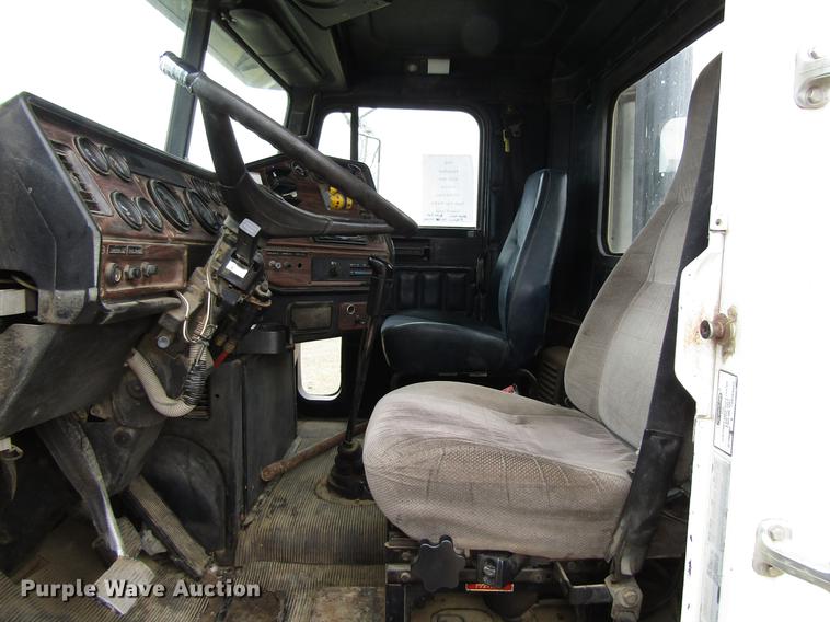 image for item DA3579 2000 Freightliner FLD120SD semi truck