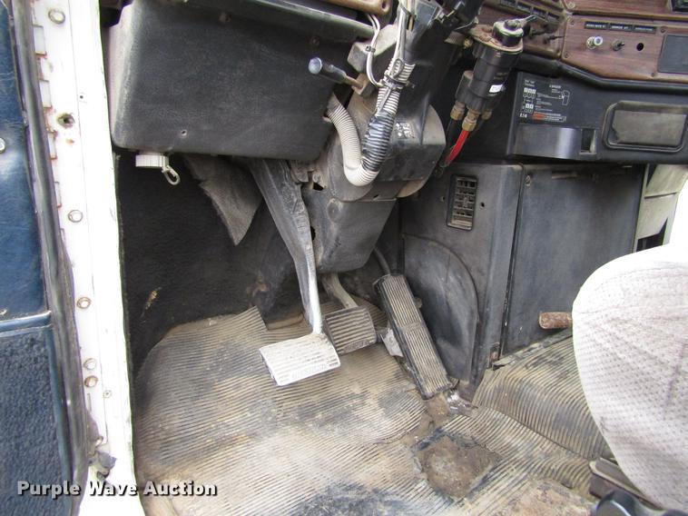 image for item DA3579 2000 Freightliner FLD120SD semi truck