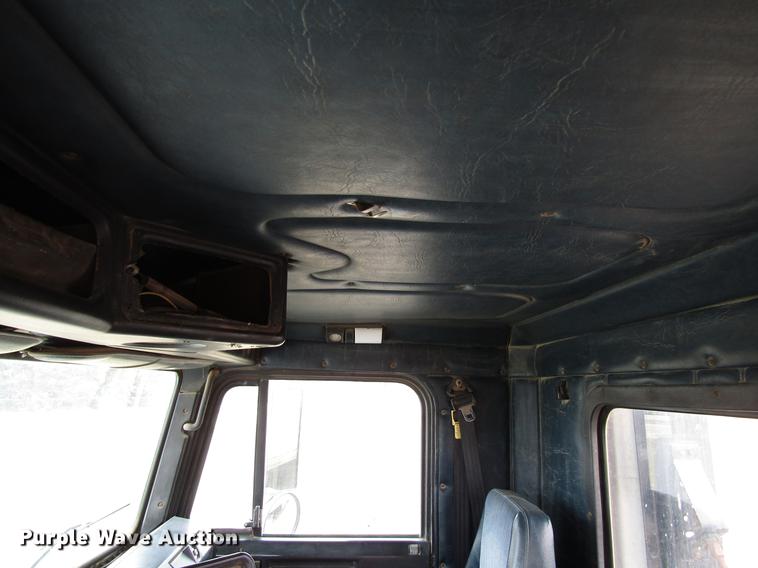 image for item DA3579 2000 Freightliner FLD120SD semi truck