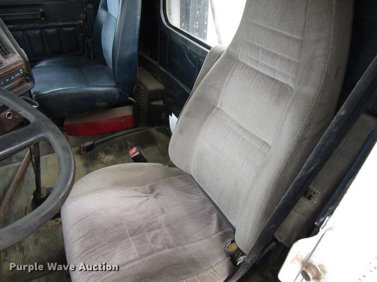 image for item DA3579 2000 Freightliner FLD120SD semi truck