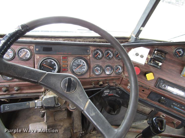 image for item DA3579 2000 Freightliner FLD120SD semi truck