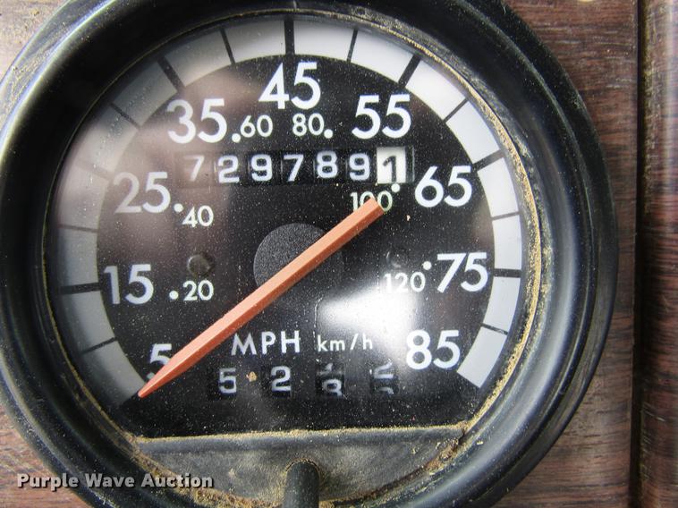 image for item DA3579 2000 Freightliner FLD120SD semi truck