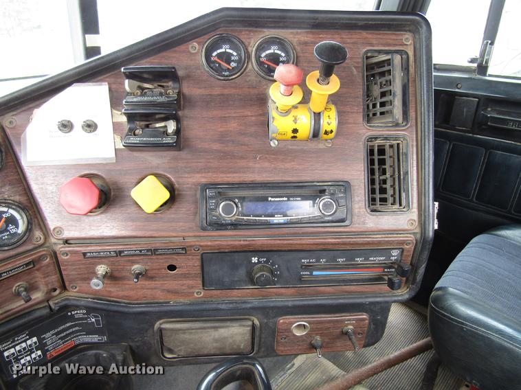 image for item DA3579 2000 Freightliner FLD120SD semi truck