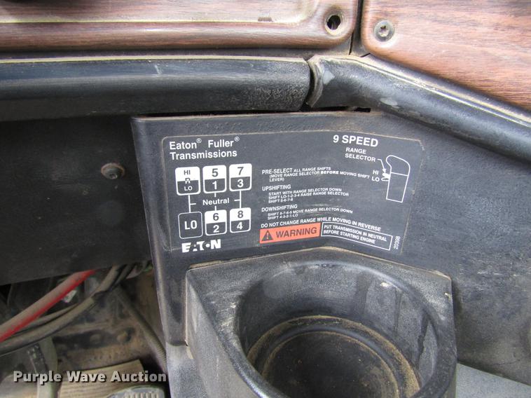 image for item DA3579 2000 Freightliner FLD120SD semi truck