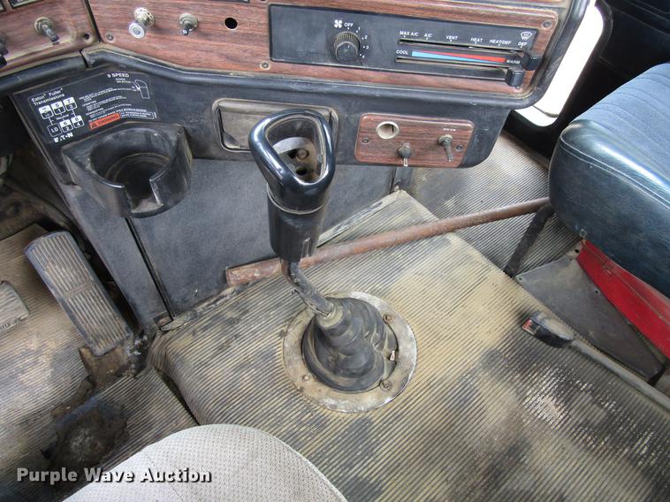 image for item DA3579 2000 Freightliner FLD120SD semi truck