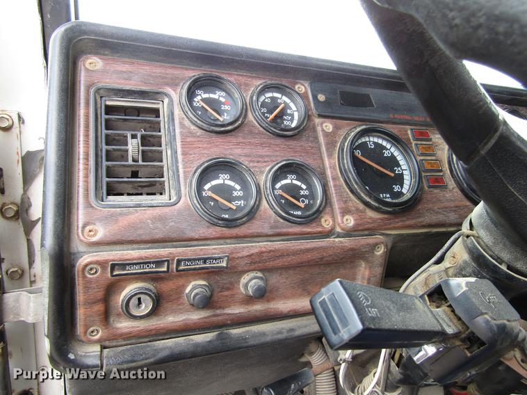 image for item DA3579 2000 Freightliner FLD120SD semi truck