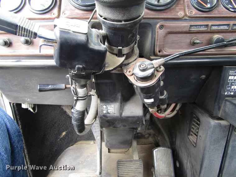 image for item DA3579 2000 Freightliner FLD120SD semi truck