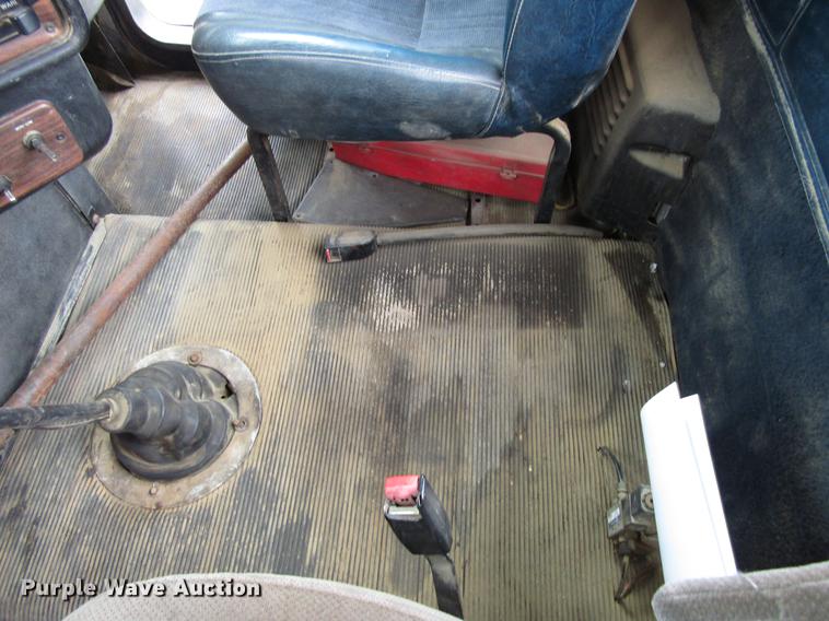 image for item DA3579 2000 Freightliner FLD120SD semi truck