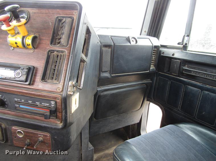 image for item DA3579 2000 Freightliner FLD120SD semi truck