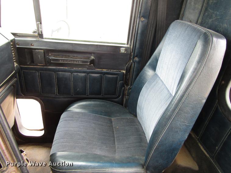 image for item DA3579 2000 Freightliner FLD120SD semi truck