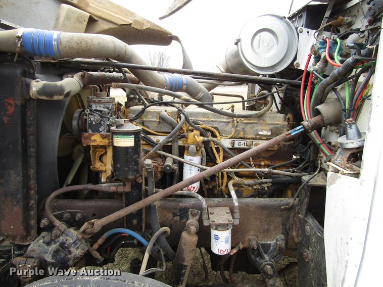 image for item DA3579 2000 Freightliner FLD120SD semi truck