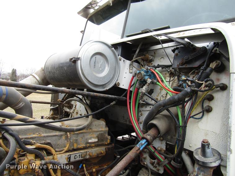 image for item DA3579 2000 Freightliner FLD120SD semi truck