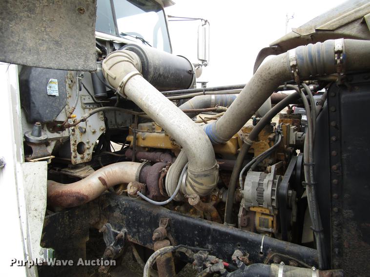 image for item DA3579 2000 Freightliner FLD120SD semi truck