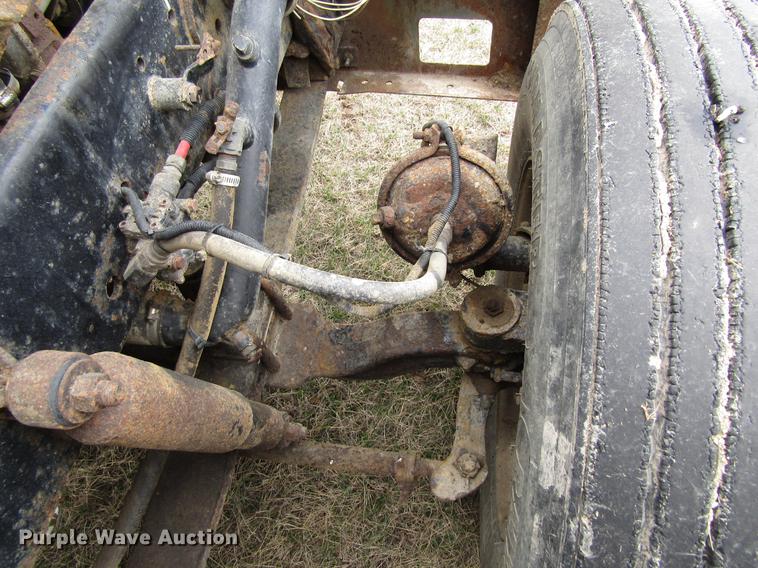 image for item DA3579 2000 Freightliner FLD120SD semi truck