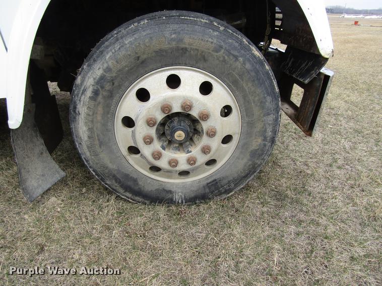 image for item DA3579 2000 Freightliner FLD120SD semi truck