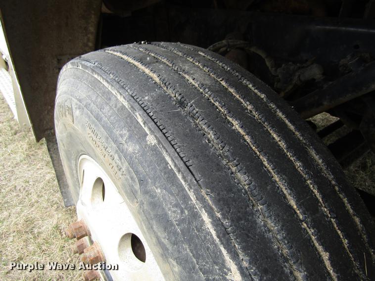 image for item DA3579 2000 Freightliner FLD120SD semi truck