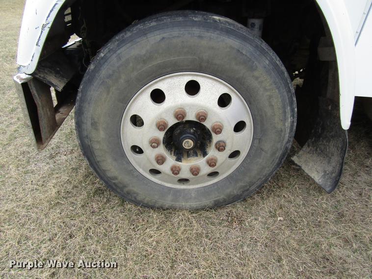 image for item DA3579 2000 Freightliner FLD120SD semi truck