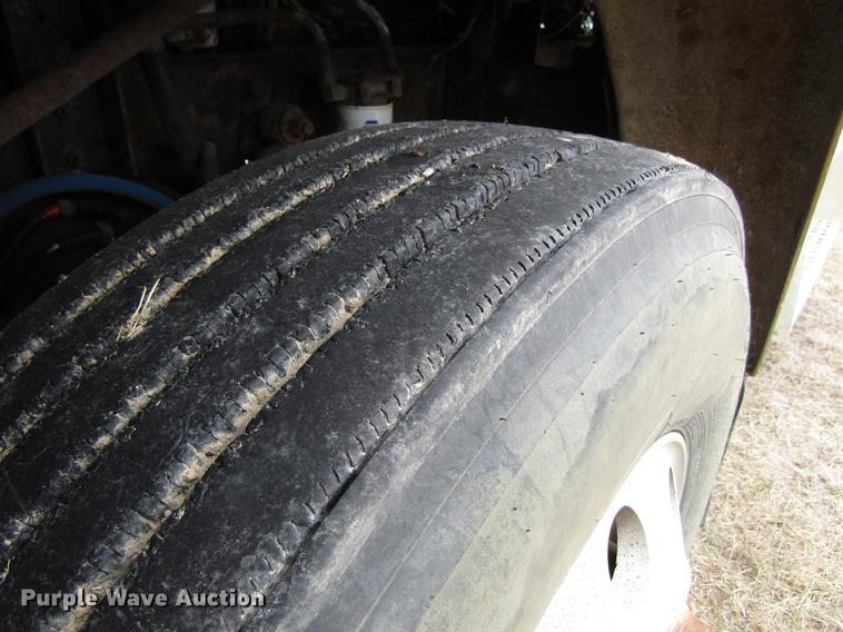 image for item DA3579 2000 Freightliner FLD120SD semi truck