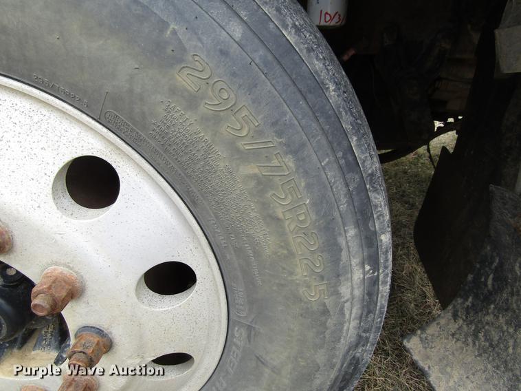 image for item DA3579 2000 Freightliner FLD120SD semi truck