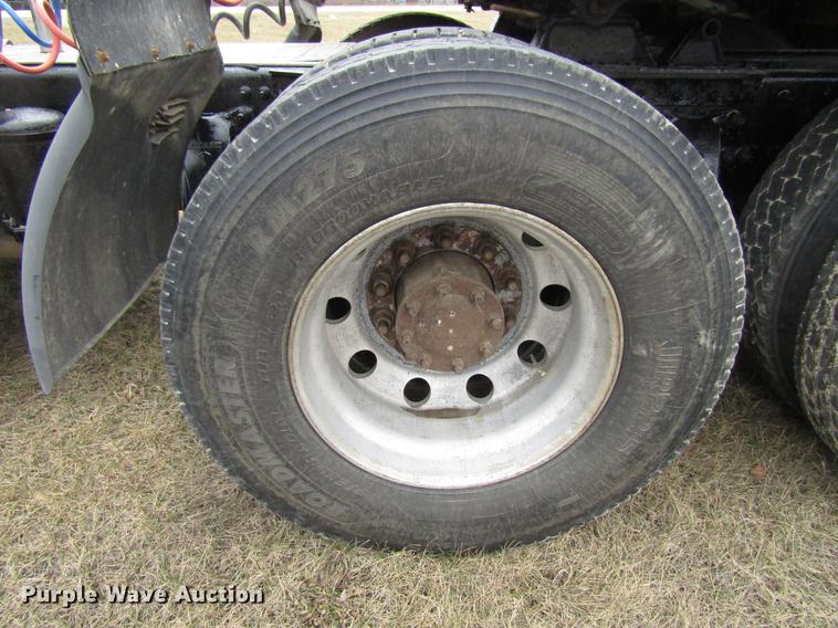 image for item DA3579 2000 Freightliner FLD120SD semi truck