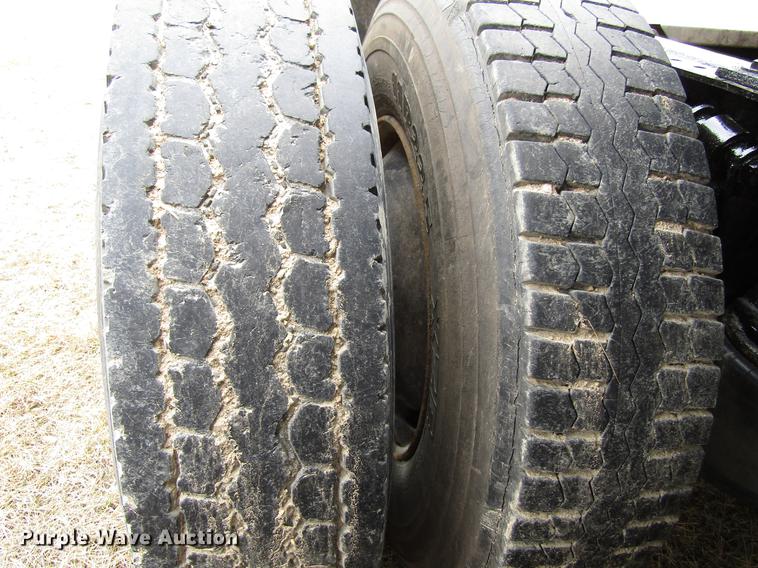 image for item DA3579 2000 Freightliner FLD120SD semi truck