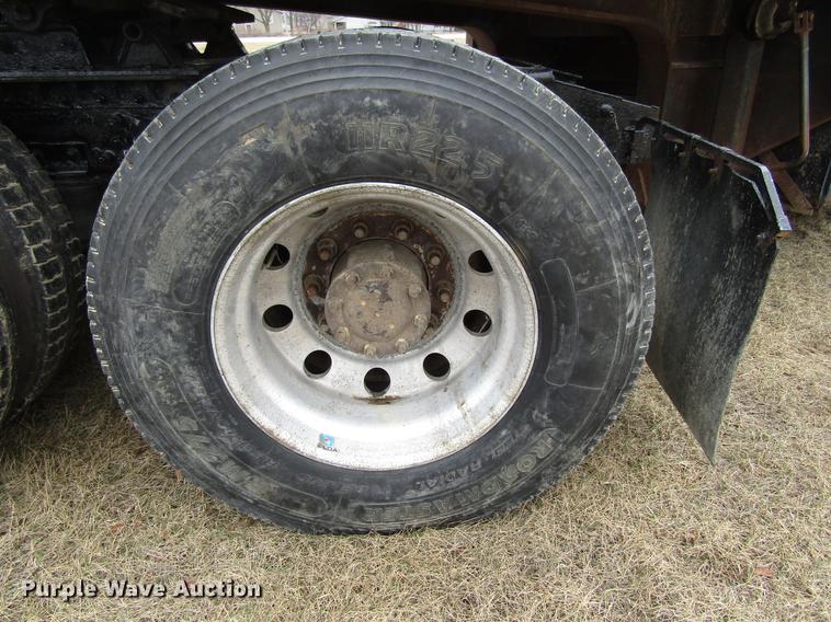 image for item DA3579 2000 Freightliner FLD120SD semi truck