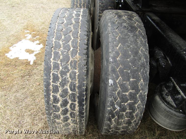 image for item DA3579 2000 Freightliner FLD120SD semi truck