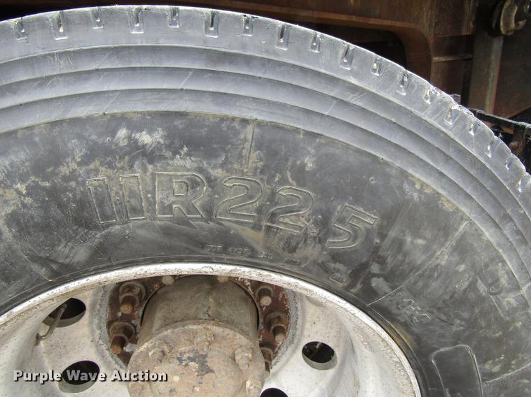 image for item DA3579 2000 Freightliner FLD120SD semi truck