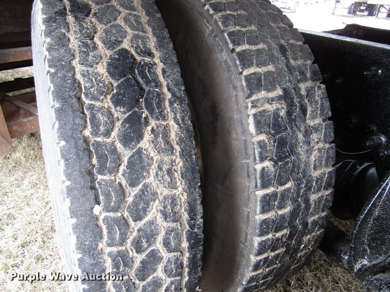 image for item DA3579 2000 Freightliner FLD120SD semi truck