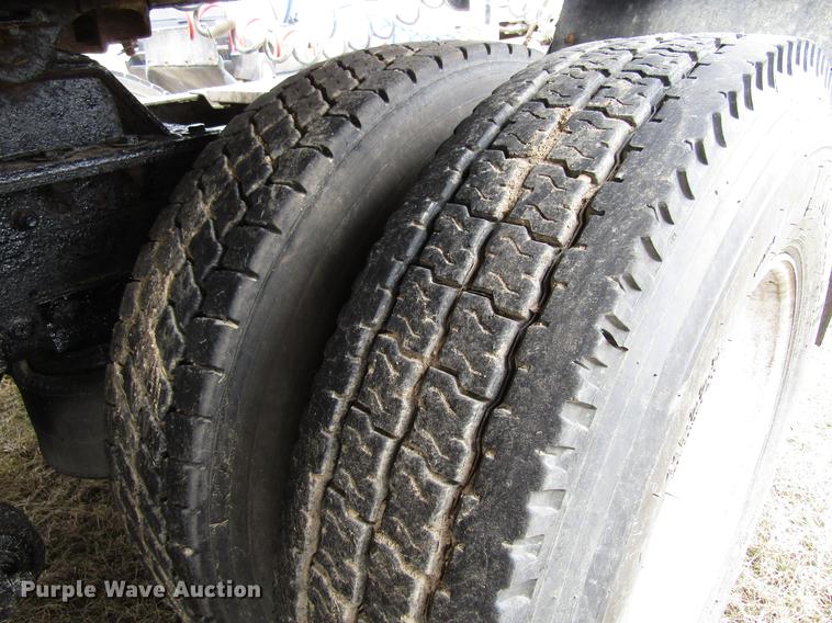 image for item DA3579 2000 Freightliner FLD120SD semi truck