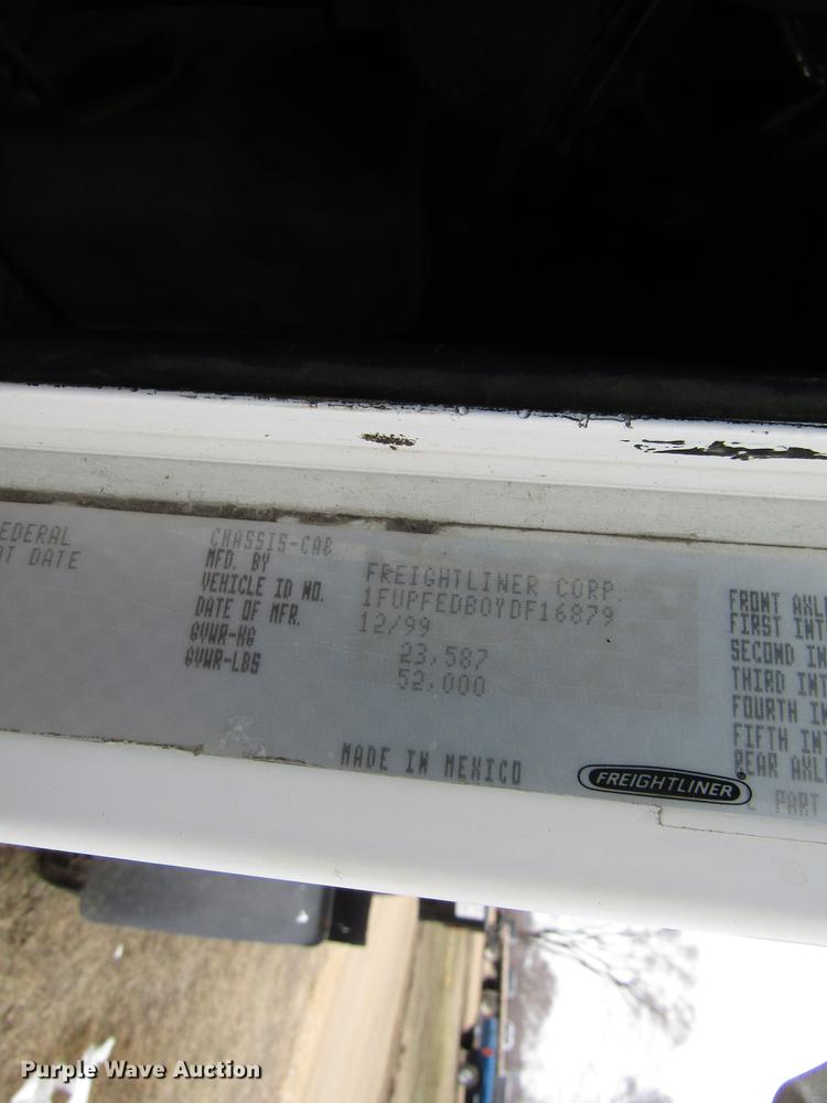 image for item DA3579 2000 Freightliner FLD120SD semi truck