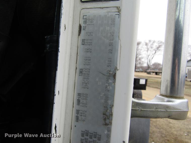 image for item DA3579 2000 Freightliner FLD120SD semi truck