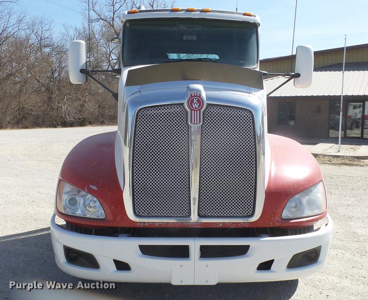 image for item DC0716 2014 Kenworth T660 semi truck