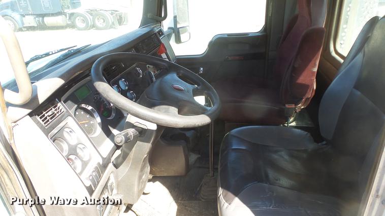 image for item DC0716 2014 Kenworth T660 semi truck