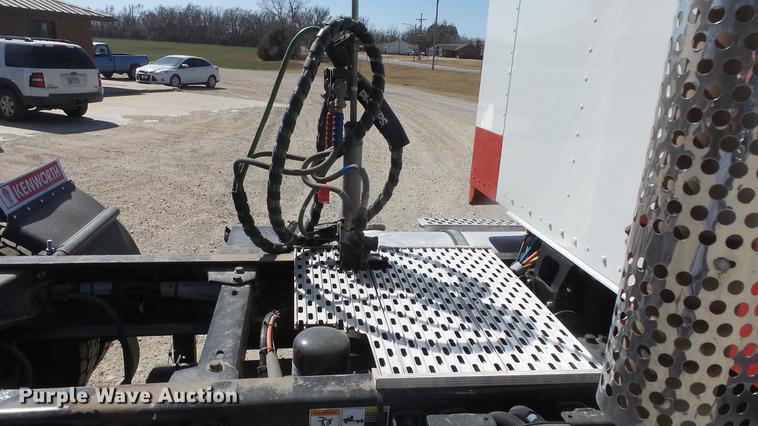 image for item DC0716 2014 Kenworth T660 semi truck