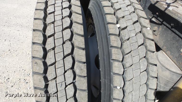 image for item DC0716 2014 Kenworth T660 semi truck