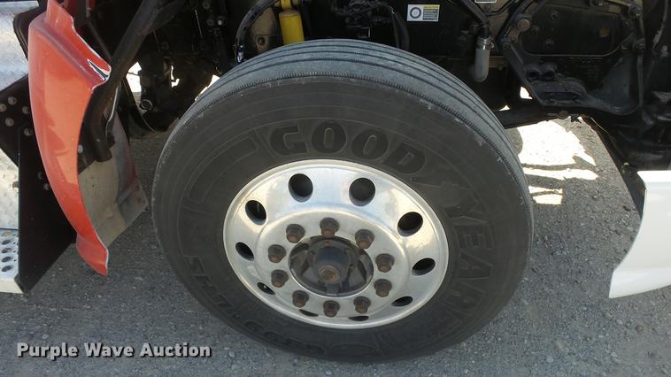 image for item DC0716 2014 Kenworth T660 semi truck