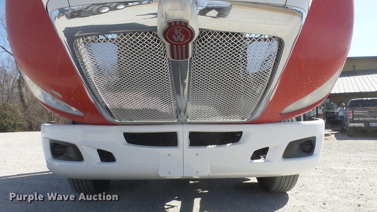 image for item DC0716 2014 Kenworth T660 semi truck