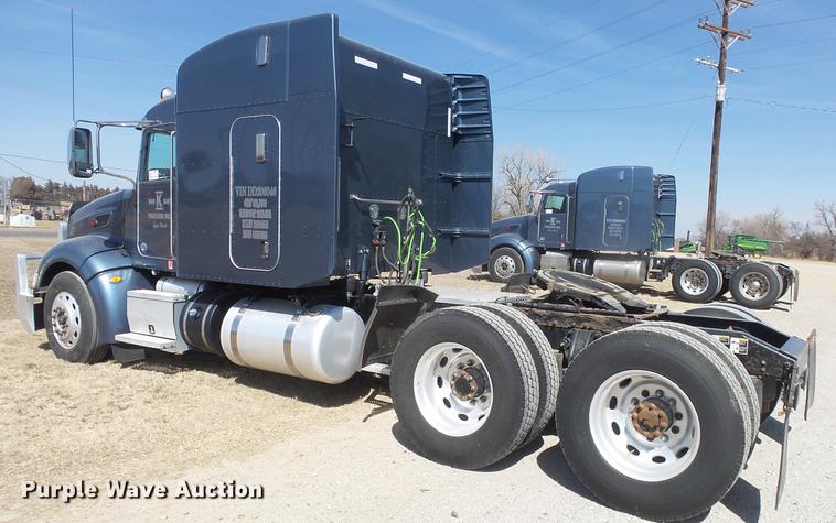 image for item DC0717 2013 Peterbilt 386 semi truck