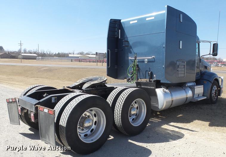 image for item DC0717 2013 Peterbilt 386 semi truck