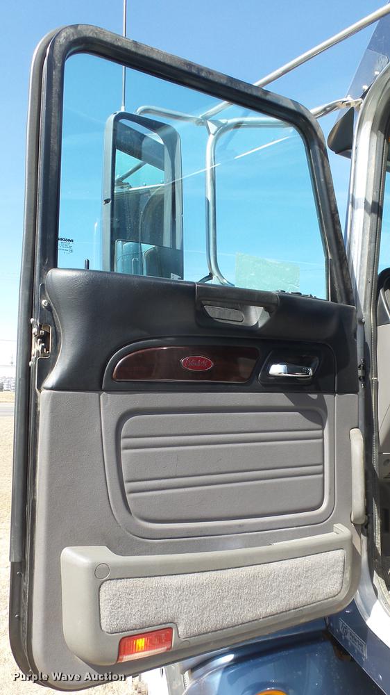 image for item DC0717 2013 Peterbilt 386 semi truck