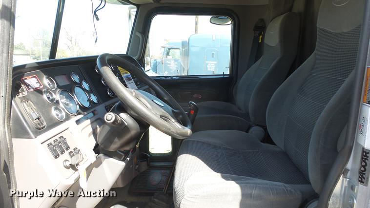 image for item DC0717 2013 Peterbilt 386 semi truck