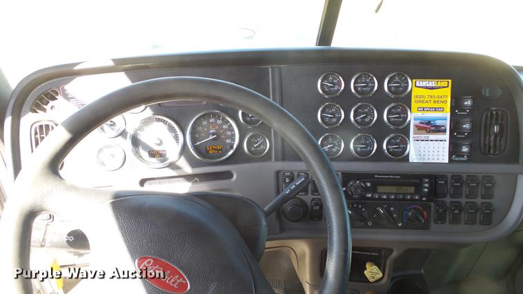 image for item DC0717 2013 Peterbilt 386 semi truck