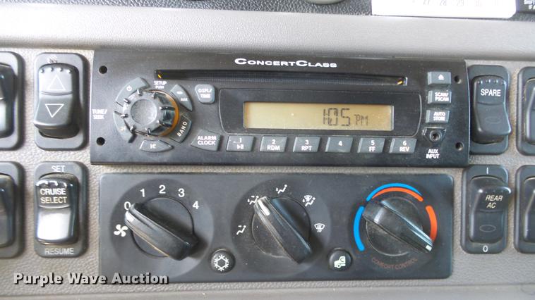 image for item DC0717 2013 Peterbilt 386 semi truck